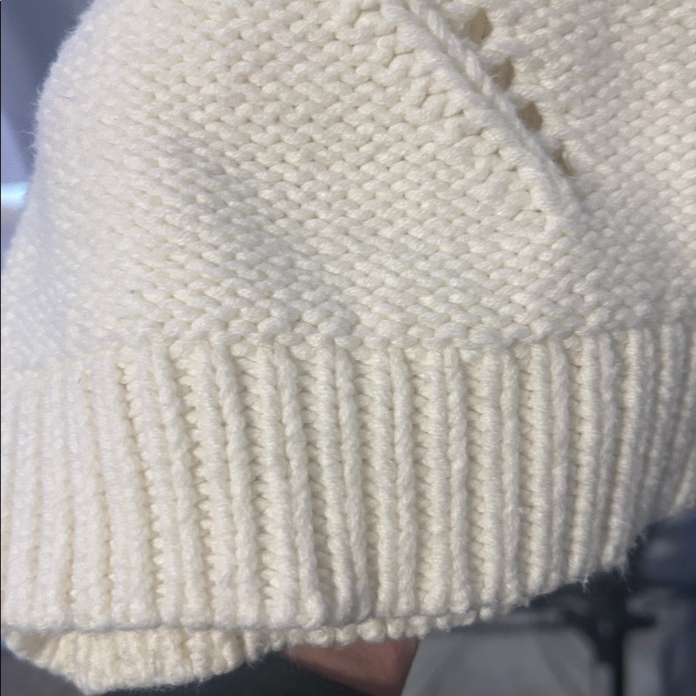 Kendall & Kylie Cream V-Neck Sweater size Large - Picture 5 of 5